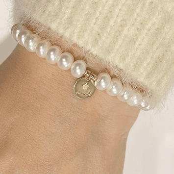 Bratara cu perle de cultura si pandant banut gravat - Aur galben de 14K